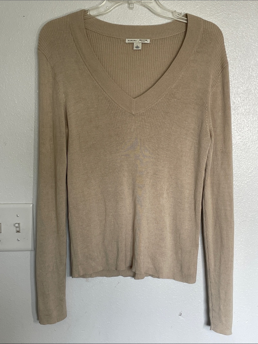 Banana Republic Beige V-Neck Long Sleeve Sweater